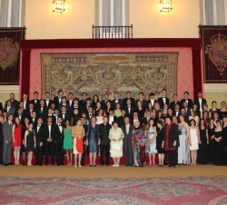 Fotografía de grupo de Su Majestad la Reina junto a la Infanta Doña Margarita, Don Carlos Zurita, las autoridades asistentes al acto y los alumnos de 
